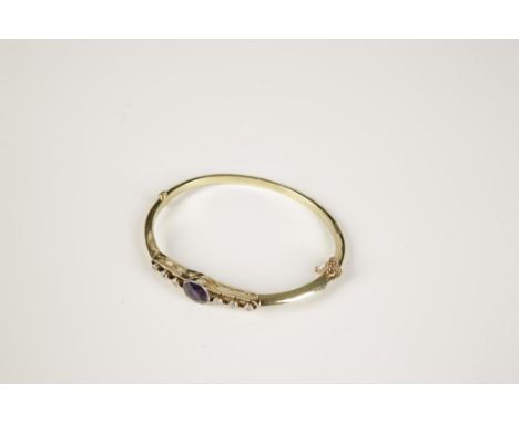 AN EDWARDIAN AMETHYST AND DIAMOND BANGLE, the top section collet-set with a round-cut amethyst with open tapering shoulders e