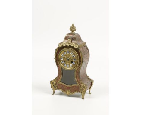 A LOUIS XIV STYLE BRASS AND TORTOISESHELL EFFECT MANTLE CLOCK, with boulle work and gilt metal decoration, with an eight day 