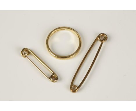 A 22CT YELLOW GOLD WEDDING BAND, hallmarked, a 9ct yellow gold tie pin and another yellow metal example, c. 8.9g (all in).