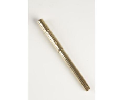 A 9CT YELLOW GOLD SWAN FOUNTAIN PEN, with herringbone engine turned decoration, hallmarked and further inscribed for Mabie To