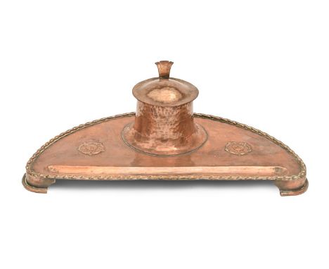 An English Arts and Crafts copper inkwell, c1910, on bracket feet, 25cm l  Good condition