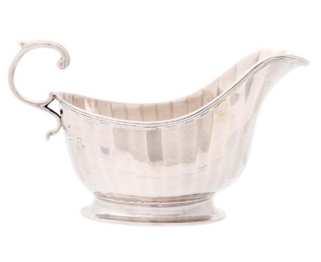 A George V silver sauceboat, 15cm l, by Adie Brothers Ltd, Birmingham 1928, 4ozs 6dwts  Light wear