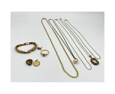 34g of vintage rolled gold jewellery. Shipping Group (A). 