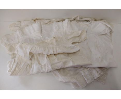 4 vintage infant christening gowns. Shipping Group (A). 