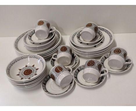 Vintage Bilton 6-setting dinner service. Collection only. 
