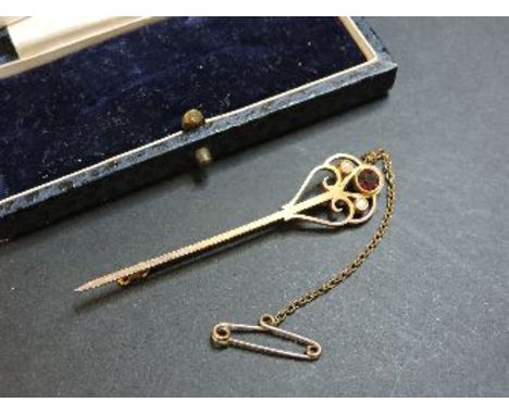 An Edwardian garnet and split pearl gold arrow style brooch, marked 9ct