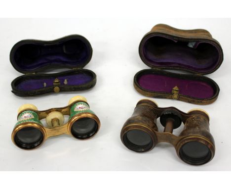 A PAIR OF LATE 18TH/EARLY 19TH CENTURY GREEN GROUND ENAMEL DECORATED OPERA GLASSES decorated with vignettes of floral wreath 