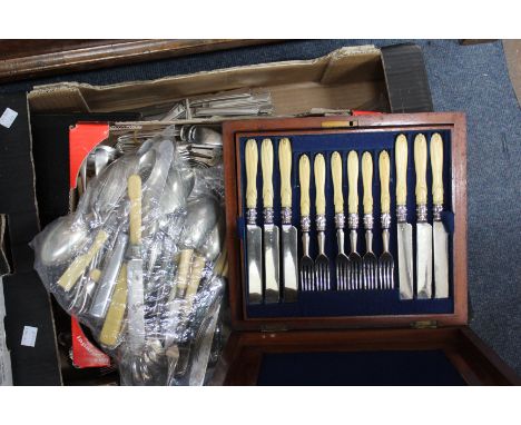 A MIXED QUANTITY OF VARIOUS SILVER PLATED FLATWARE to include a mahogany cased set of bone handled cutlery