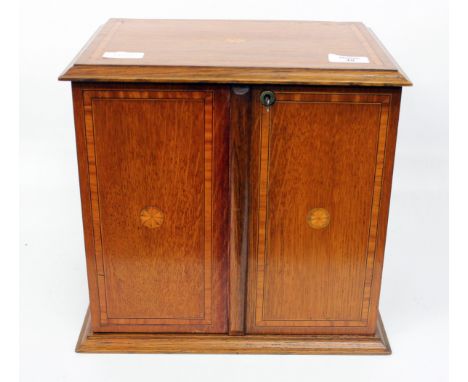 AN EDWARDIAN OAK TABLETOP SMOKERS CABINET WITH SATIN WOOD INLAY, cross banded decoration, the two doors to the front opening 