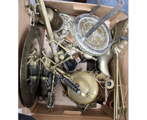 A QUANTITY OF MISCELLANEOUS METAL WARE to include brass kettle, a pair of brass candlesticks, a set of brass fire arms, a bot