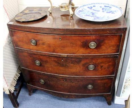 A GEORGIAN MAHOGANY BOW FRONTED CHEST of three drawers standing on outswept bracket feet, 92cm wide x 89.5cm high 