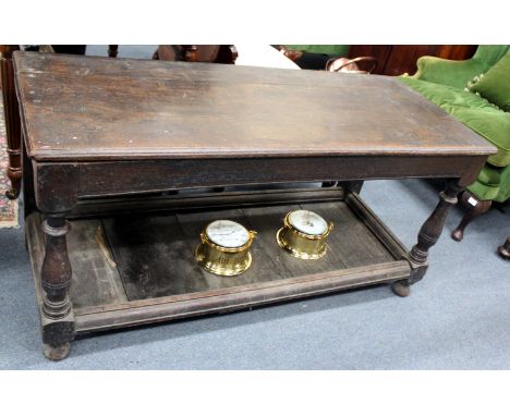 AN OAK LOW TABLE WITH TURNED FRONT LEGS UNITED BY AN UNDERTIER, 126cm wide by 62cm high