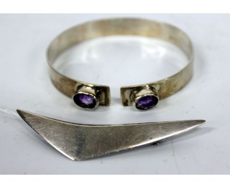 A HANS HANSON DANISH SILVER CHEVRON SHAPED BROOCH with mark to the reverse, Denmark, Hansons signature 925S and 113 together 