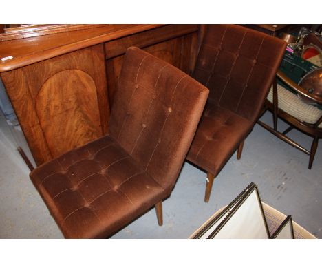 A PAIR OF RETRO BROWN DRAYLON BUTTON UPHOLSTERED SIDE CHAIRS standing on turned wooden legs, each approx. 49cm wide nb: For g