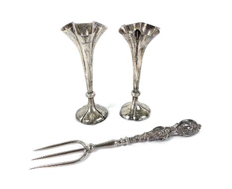 A pair of Edwardian silver lobed bud vases and a silver handle toasting fork. The vases with weighted bases, London 1903, hei