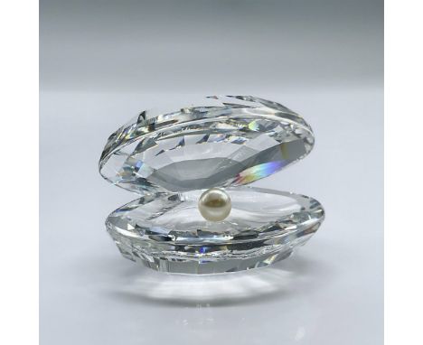 This enchanting oyster is made out of clear faceted crystal with a white pearl. This item has its original box measuring 5"H 