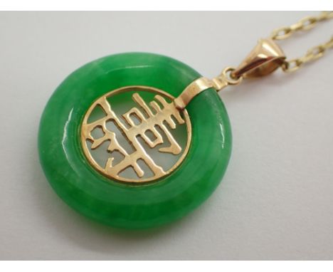 Green jade pendant on 9ct gold chain CONDITION REPORT: Overall good condition, item comes from a private vendor, D: 21 cmP&P 