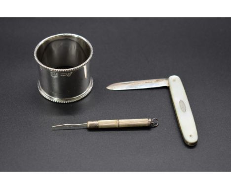 An engine turned silver propelling toothpick, by William H Manton, Birmingham 1990, 5.5cm; together with a silver bladed moth