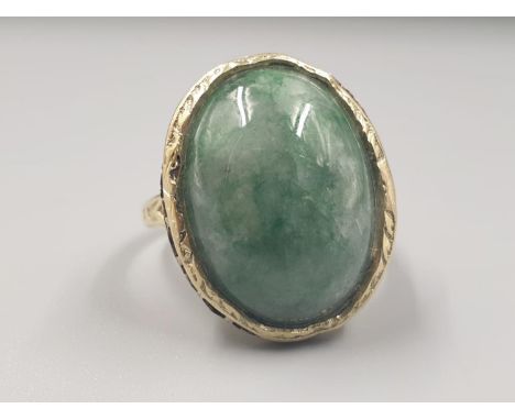 Large jade vintage ring set in 14ct yellow gold, weight 7.5g and size O 