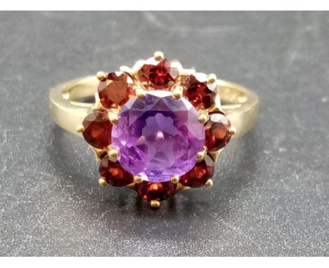 9ct yellow gold garnet and amethyst ring, weight 2.88g and size P 