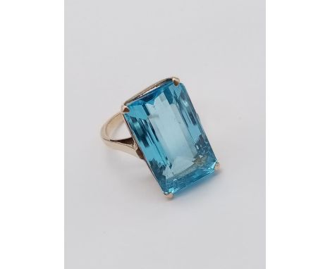 Large aquamarine in yellow gold ring, weight 8.1g and size N