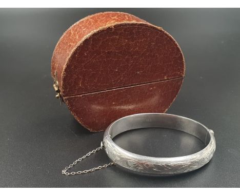 A VINTAGE SILVER BANGLE WITH HINGE AND SAFETY CHAIN IN ORIGINAL BOX  16.1gms 