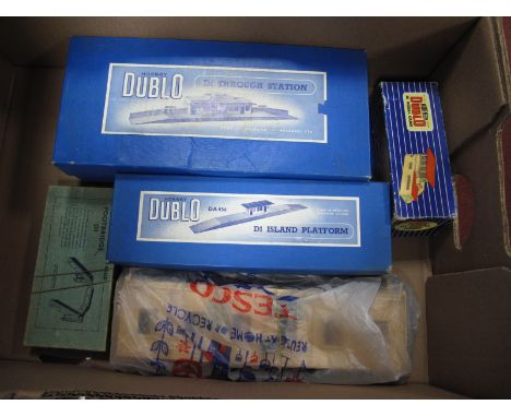 Five Hornby Dublo ''OO'' Gauge/4mm Trackside Items. Single engine shed, unboxed, damaged D1 through station, blue box. Very g