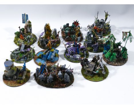 This is a lot of SKELETON etc miniatures made by GAMES WORKSHOP, WIZARDS OF THE COAST, RAL PARTHA etc for use with WARHAMMER,