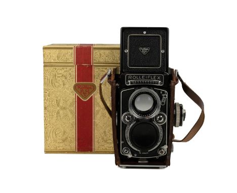 Boxed Franke &amp; Heidecke Rolleiflex E2 2.8 Camera, twin lens reflex with Carl Zeiss Planar 1:2.8 lens. Comes with lens cov