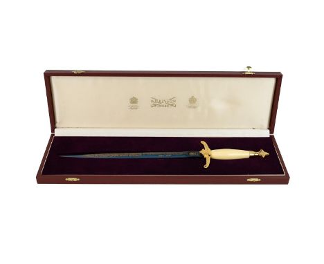 Wilkinson Sword Ruby Jubilee (1952-1992) poignard, the steel blade gilt etched, with yellow metal and ivorine hilt (L 40cm) i