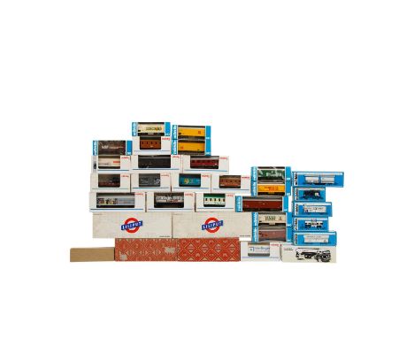 MÄRKLIN Konvolut aus 2 Lokomotiven und 30 Güterwagen, Spur H0, bestehend aus 2 E-Lokomotiven 3024, jeweils E1835, 1 x grünfar
