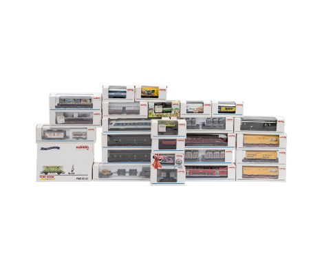 MÄRKLIN Konvolut aus 27 Güter- und Personenwagen, Spur H0, darunter das Tipp-Kick-Set von 2006 (94288), Schnellzugwagen 43300