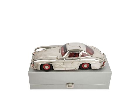 MÄRKLIN Mercedes Benz 300 SL, 1992 Jubiläumsmodell "40 Jahre Baden-Württemberg 1952", vernickelte Hochglanzausführung mit Uhr