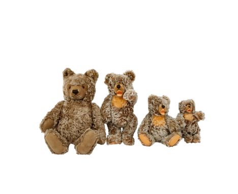 STEIFF 4-tlg Konvolut karamellfarbener Plüschbären, 1968-1978 bestehend aus 1 großen Orig.-Teddy, Mohair, gegliedert, Maskeng