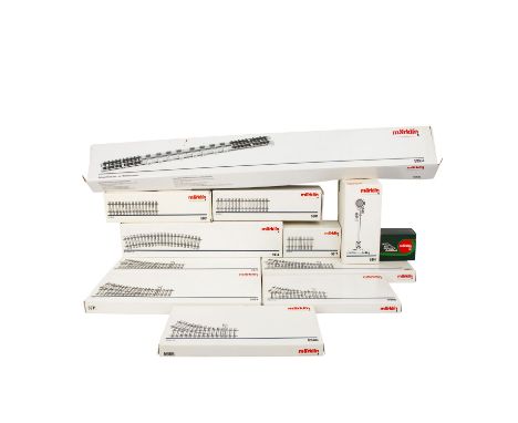 MÄRKLIN Konvolut Gleispackungen und Zubehör für die Spur 1, bestehend aus einem Rollenprüfstand 59934 mit 6 Rollenbockpaaren 