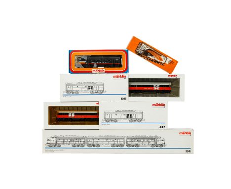 MÄRKLIN 5-tlg USA-Konvolut aus Lokomotiven, B-Untis und Wagon, Spur H0, bestehend aus grauer, 3-tlg Diesellok 'GM EMD F7', Ar