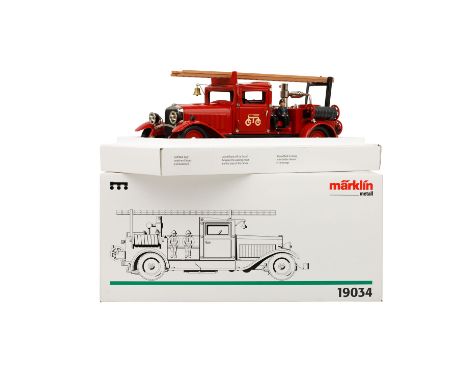 MÄRKLIN Feuerwehr Löschfahrzeug 19034, rot lackierte Blechausführung von 1998 mit 4 Feuerwehrmännern, Frontbeleuchtung, Uhrwe