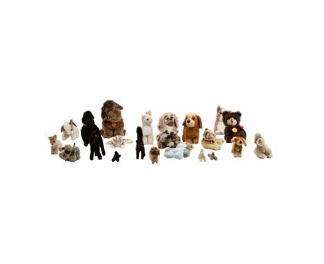 STEIFF 22-tlg Konvolut Hunde und Katzen, 2. H. 20. Jh. 14 Hunde, darunter 1 Junior-Lumpi, 1 Junior-Dackel (nur Knopf), 3 Pude