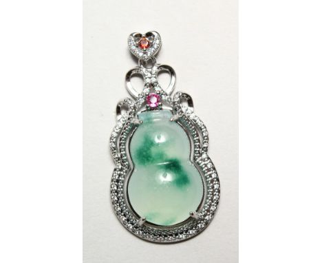 A SILVER AND JADE DOUBLE GOURD PENDANT