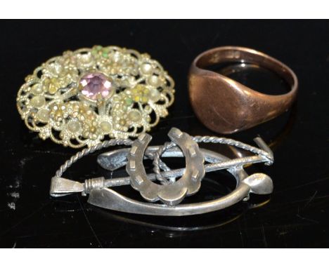 Jewellery -  an 9ct rose gold Gentleman's signet ring; a silver bar brooch in the form of a horse shoe and riding crop; a pin