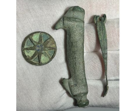 Iron Age &amp; Roman artefacts (3). Circa 1st century CE. To include a La Tene, type III one piece brooch and a cosmetic grin