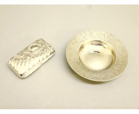SILVER ALMS DISH WITH TEXTURED RIM BY S.J. ROSE & SON, LONDON 1972 TOGETHER WITH A SILVER SNUFF BOX OF RECTANGULAR FORM HAVIN