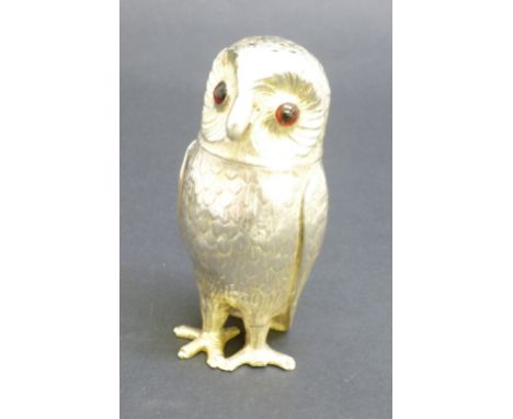 VICTORIAN SILVER OWL PEPPERETTE, THE DETACHABLE HEAD WITH GLASS EYES BY HENRY WILKINSON, SHEFFIELD 1852, HEIGHT 10 cm (77.8g)