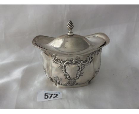 Boat shaped tea caddy with flame finial, 4” wide Chester 1900 90g.       