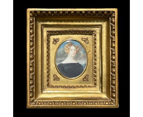 Miniaturist (1829)"Halbportrait einer jungen Frau", Mischtechnik; am rechten Rand undeutlich signiert und datiert 1829; ca. 9