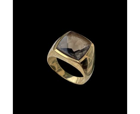 Herrenring18 ct GG; besetzt mit hellbraunem Stein (wohl Rauchquarz); Stein an einer Ecke bestoßen; Ringgr. 63; Bruttogewicht: