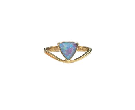 Damenring14 ct GG, Meistermarke GA ( in der Schiene gestempelt); besetzt mit einem Opal; Ringgr. 52,5.