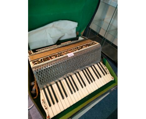Hohner verdi III model Accordian with original case . The person who owned this played with Jimmy shand . 
