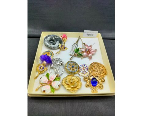 Lot of quality brooch includes enamel together with Rotary club brooches etc . 