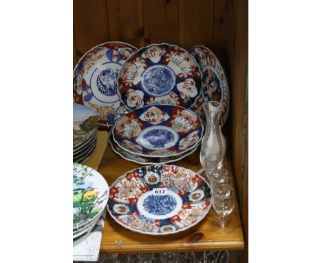 A SMALL GROUP OF CERAMICS AND GLASS, to include six oriental Imari plates, Worcester 'Evesham' vingar bottle etc